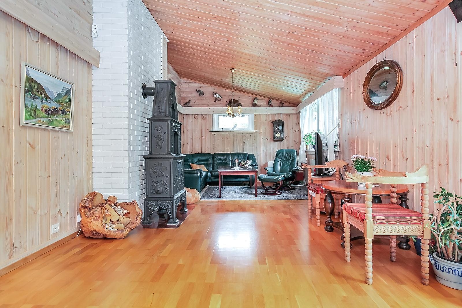 Stue med etasjeovn og varmepumpe. Galleribilde