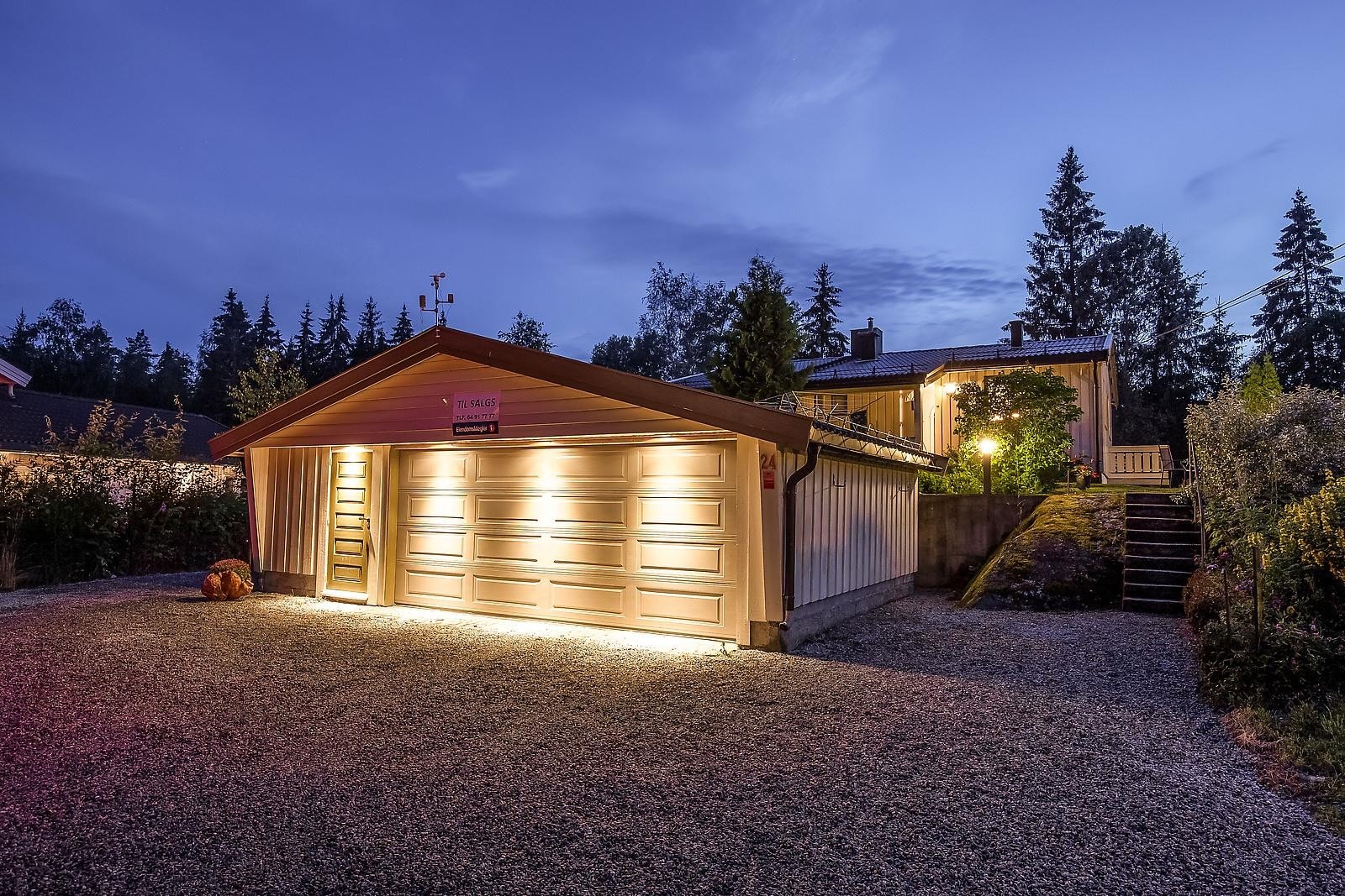 En del utebelysning på garasje og hus. Pen singlet innkjørsel. Galleribilde