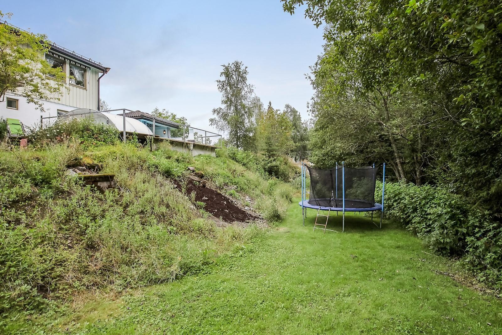 Mulighet for å ha trampoline i hagen. Galleribilde