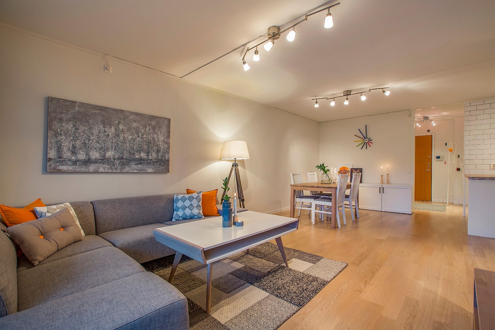 Stue med lys overflater og god plass til sittegruppe og spisestuebord Galleribilde