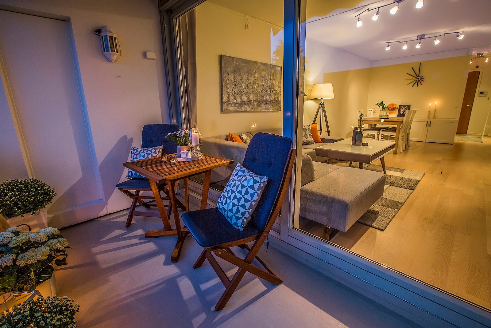 Stor, sydvestvendt balkong med god plass til sittegruppe Galleribilde