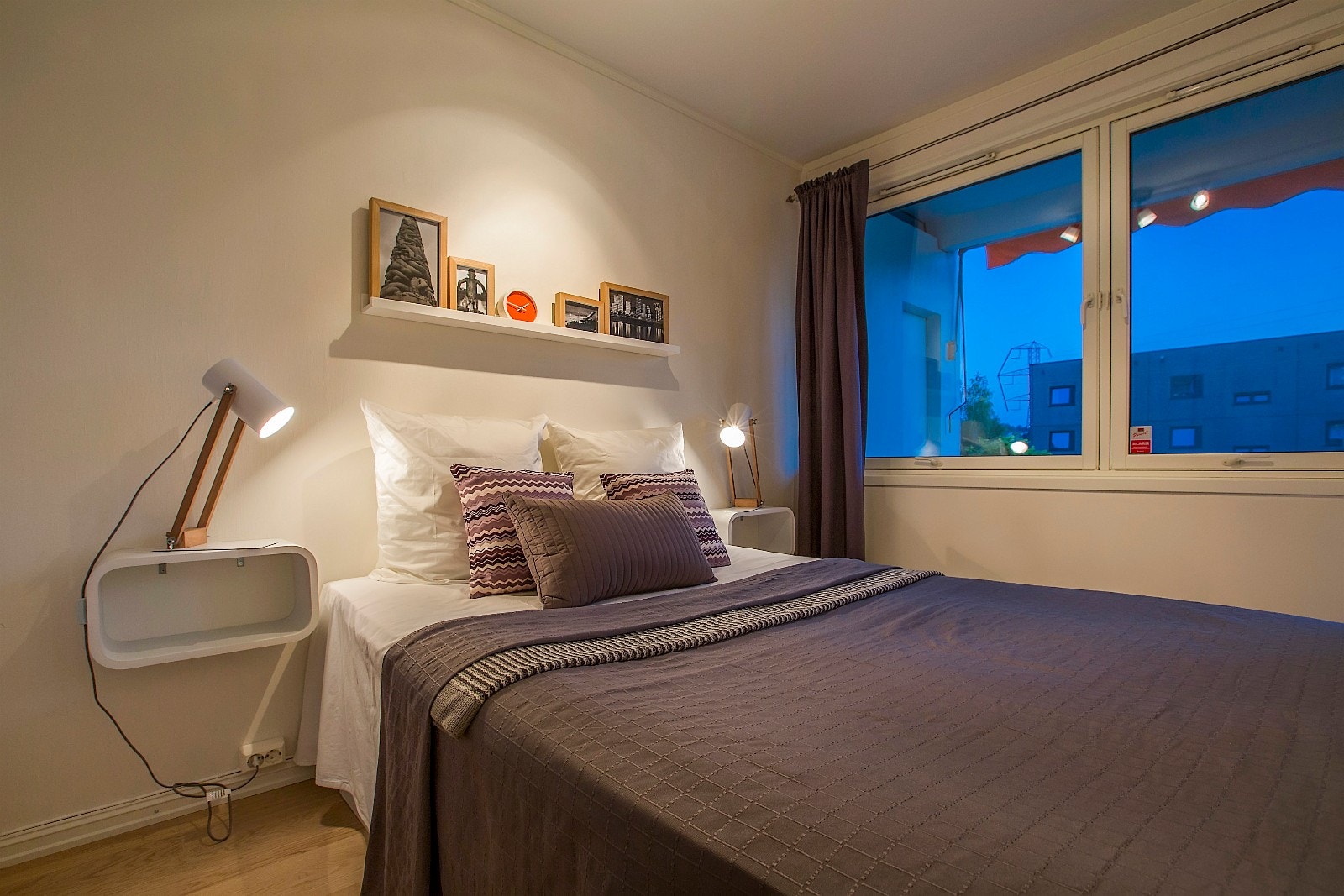 Soverom med god plass til seng og skyvedørsgarderobe Galleribilde