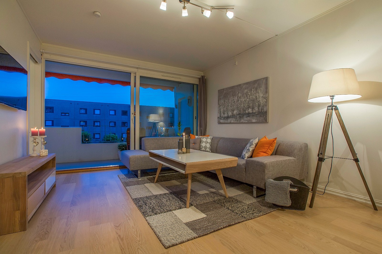 Stue med utgang til stor, sydvestvendt balkong Galleribilde