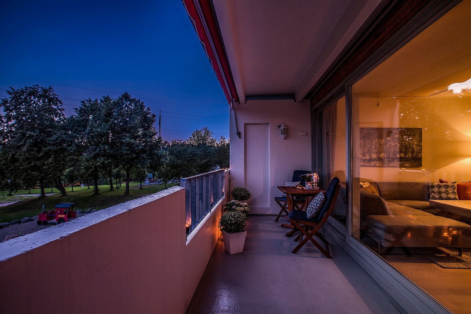 Stor, sydvestvendt balkong med plass til sittegruppe Galleribilde