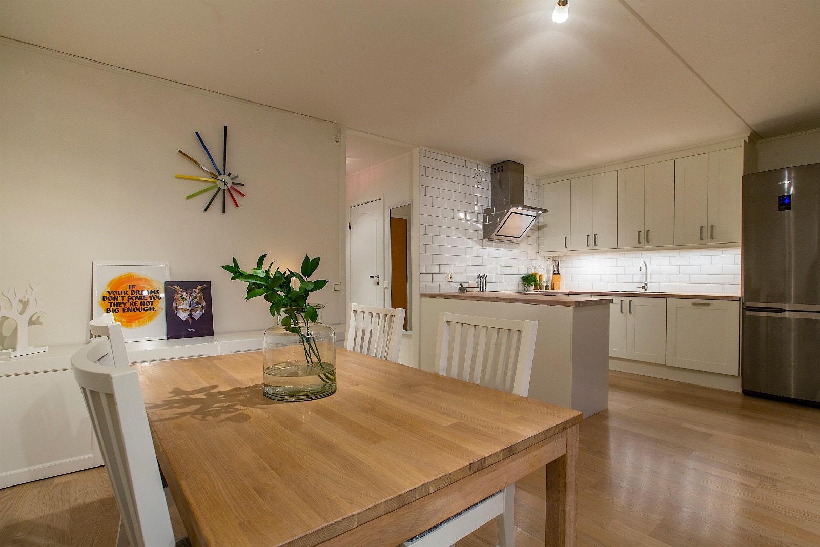 Spisestue i tilknytning til kjøkkenet Galleribilde