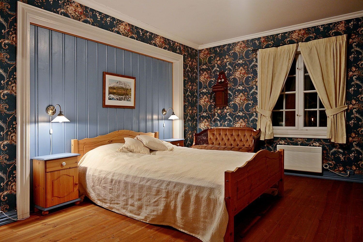 Klokkergården har i dag 4 soverom. I tillegg har
man soveplasser på hemsen i "Skolestua". Galleribilde