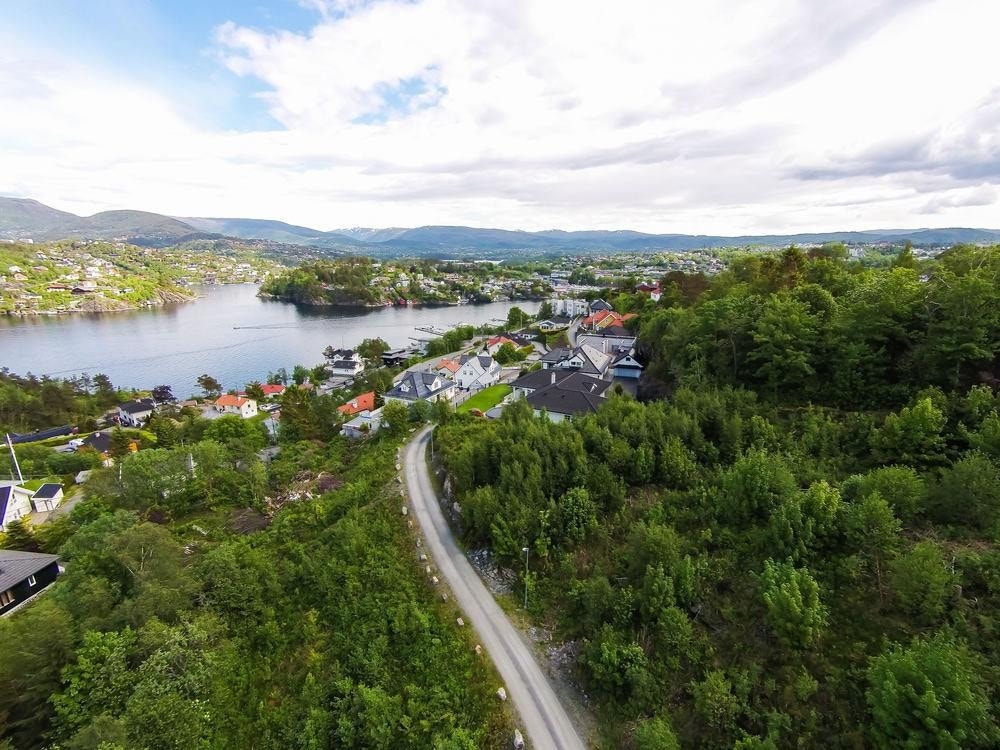 Tomten ligger fint til i et veletablert boligfelt som består av flere flotte eneboliger Galleribilde