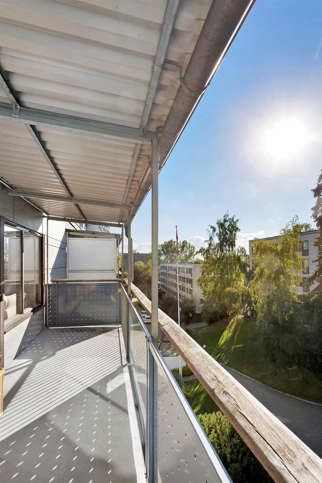 Balkongen har gode lys- og solforhold og er vendt riktig retning for å utnytte kveldssolen. Balkongen er på ca. 11 kvm. og det er god plass til terrassemøbler. Galleribilde