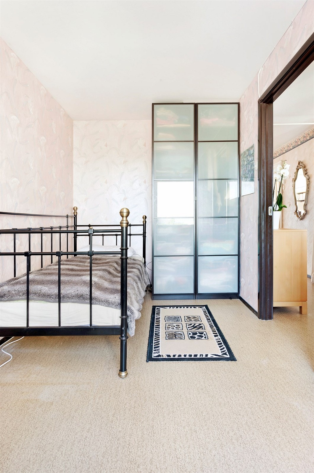 Soverom 2 med garderobeskap. Galleribilde