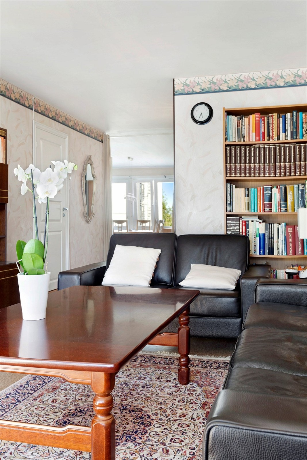 Plass for både sofagruppe og spisebord i stuen. Galleribilde