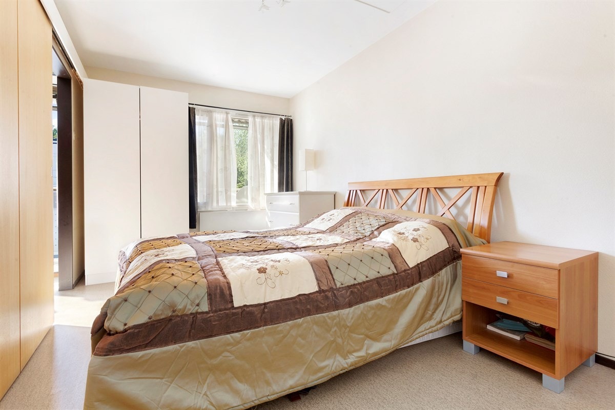 Soverommet har en behagelig god størrelse du kan innrede med både dobbelseng, nattbord og kommode, og fortsatt sitte igjen med et luftig preg i rommet. Galleribilde