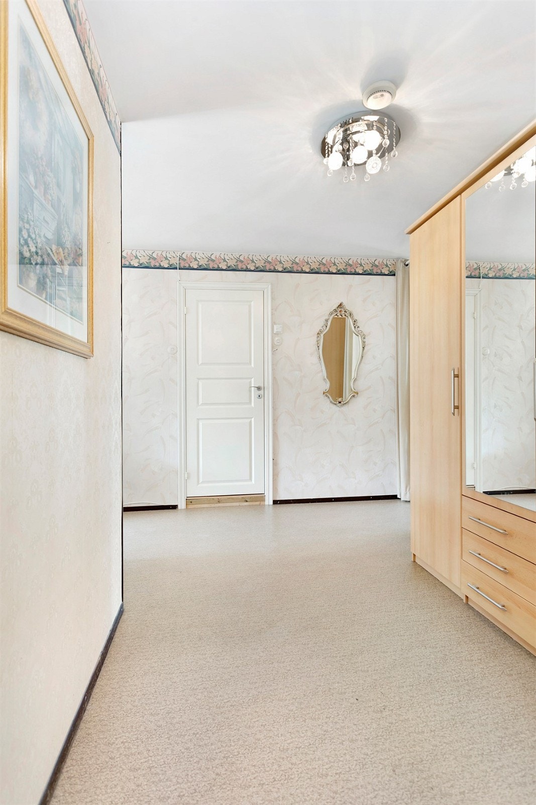 Leiligheten har en lys og romslig entré med belegg på gulv, og god oppbevaringsplass i et stort garderobeskap. Galleribilde