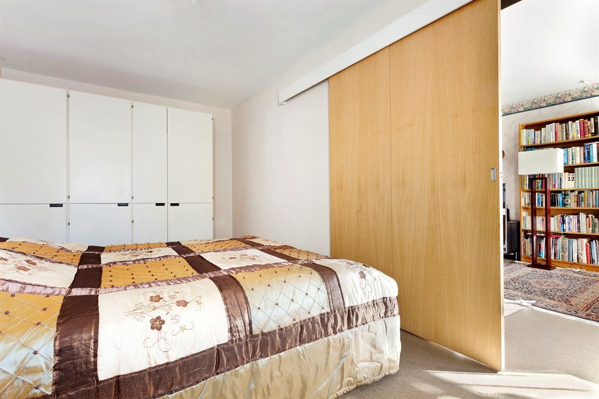 Hovedsoverom med skyvedør inn til stuen. Galleribilde