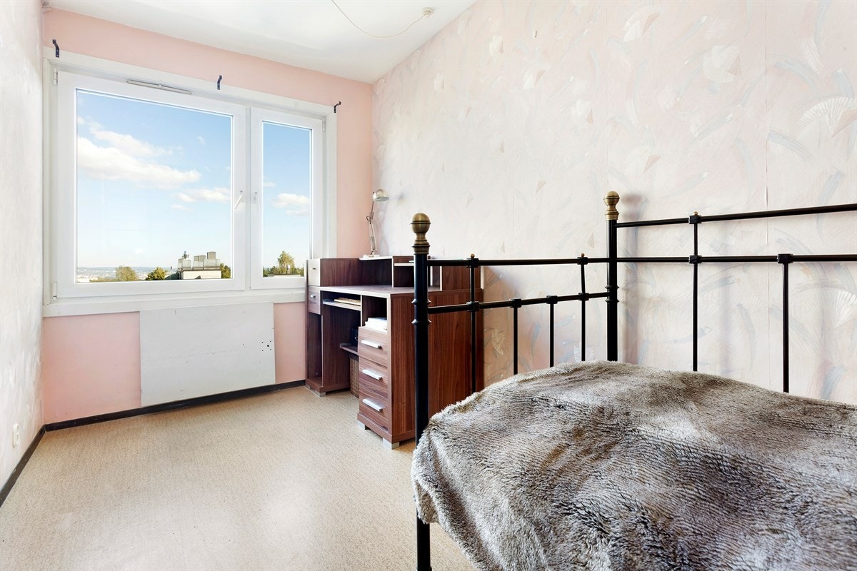 Soverom 2 med utsikt over nærområdet. Galleribilde