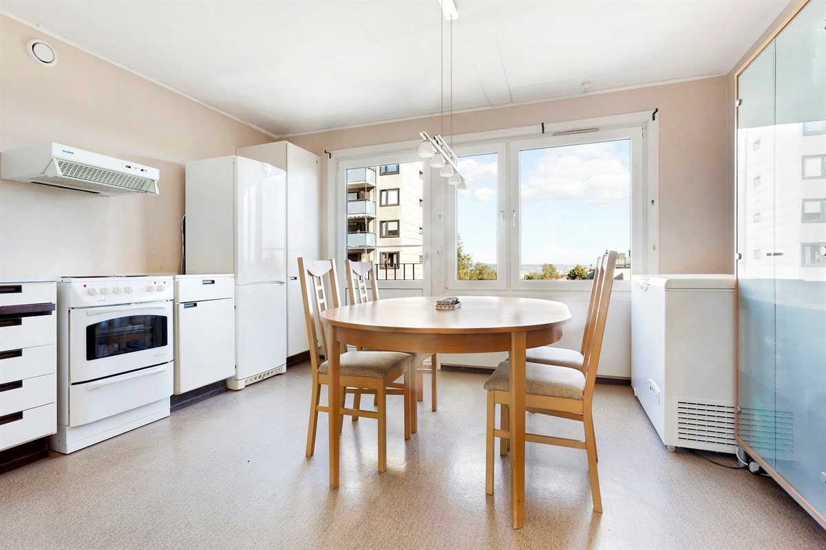 Kjøkkenet er stort, lyst og trivelig med god plass for spisebord, og har fransk balkong med utsikt over næromådet. Galleribilde