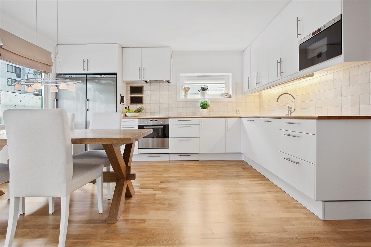 Kjøkkenet har gode oppbevaringsmuligheter for en familie, og ikke minst rikelig arbeidsplass på benkene. Galleribilde