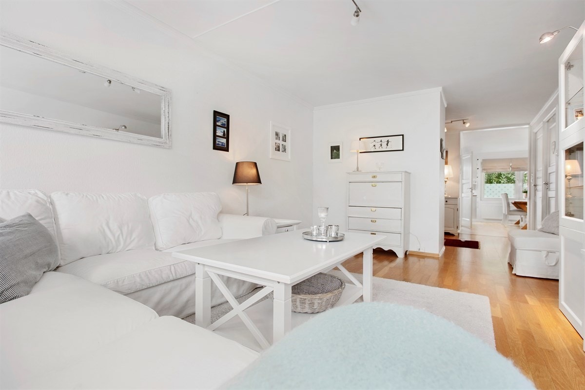 Stuens form og åpne gulvflate er enkel å møblere med store sittegrupper. Galleribilde