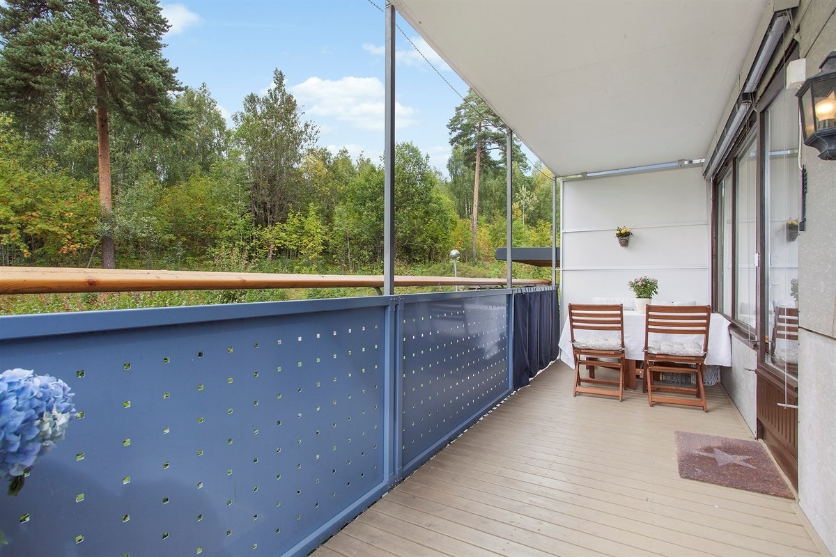 Blokken ligger rett ved et idyllisk skogholt, suverent for både liten og stor. På sommer og høst kan man plukke bær eller sopp rett utenfor døren. Galleribilde