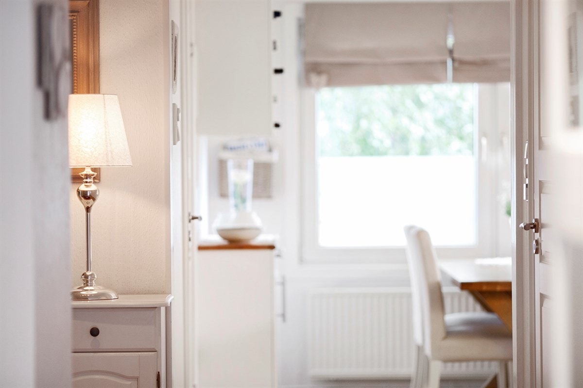 Attraktiv og romslig 4-roms endeleilighet med usjenert og barnevennlig beliggenhet. Leiligheten har en overbygd veranda på ca. 11 kvm med nydelig utsyn mot grønt skogsområde og pent opparbeidet fellesareal. Galleribilde