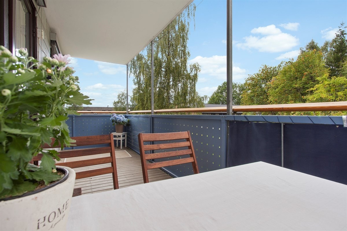 Vestvendt veranda med gode solforhold, usjenert med utsyn mot skogsområde. Galleribilde