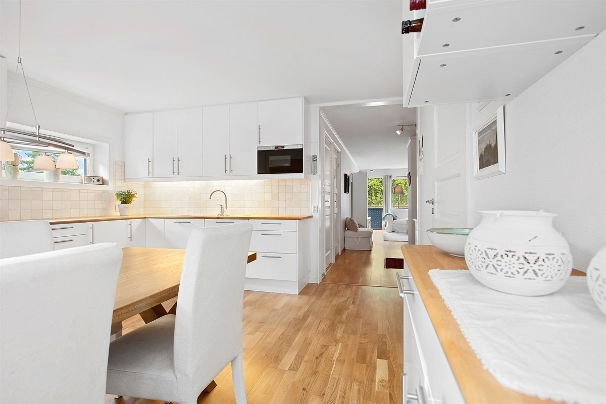 Leiligheten bærer preg av å være helhetlig oppusset de senere årene og har et moderne uttrykk i alle rom. Galleribilde