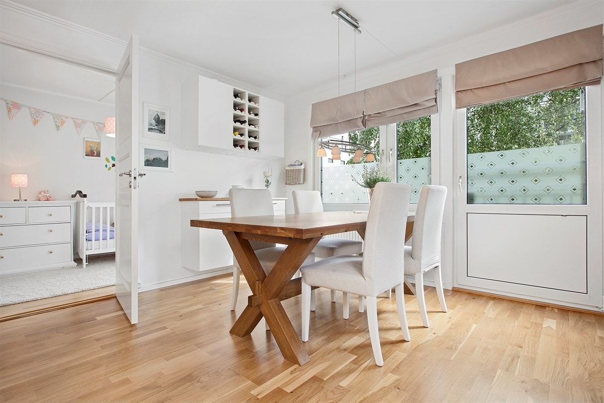 På kjøkkenet er det også plass til spisebord hvor morgensolen titter inn. Den franske balkongen gir god lufting. Galleribilde