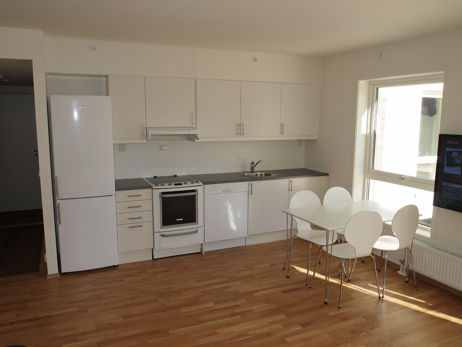 Kjøkken - alt av hvitevarer Galleribilde