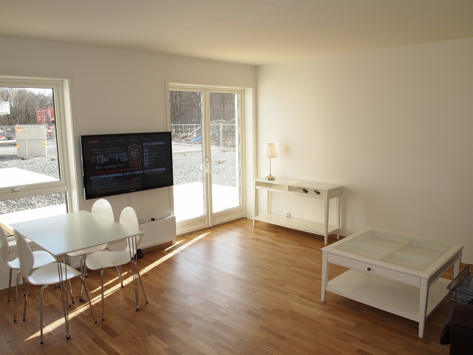 Utgang fra stue til 12 kvm terrasse - bilde fra byggeår. Uteområdet er nå betydelig oppgradert med hekk, lekeplass, plen osv. Det er nå montert lamellgardiner i dobbeltdøren ut fra stuen til uteplassen. Møbler følger ikke med. Galleribilde