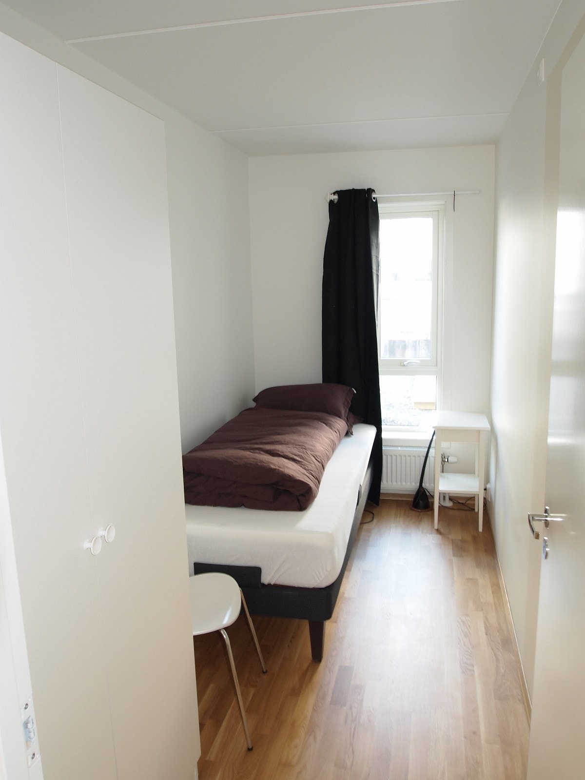 Lite soverom. Dobbelt garderobeskap. Galleribilde