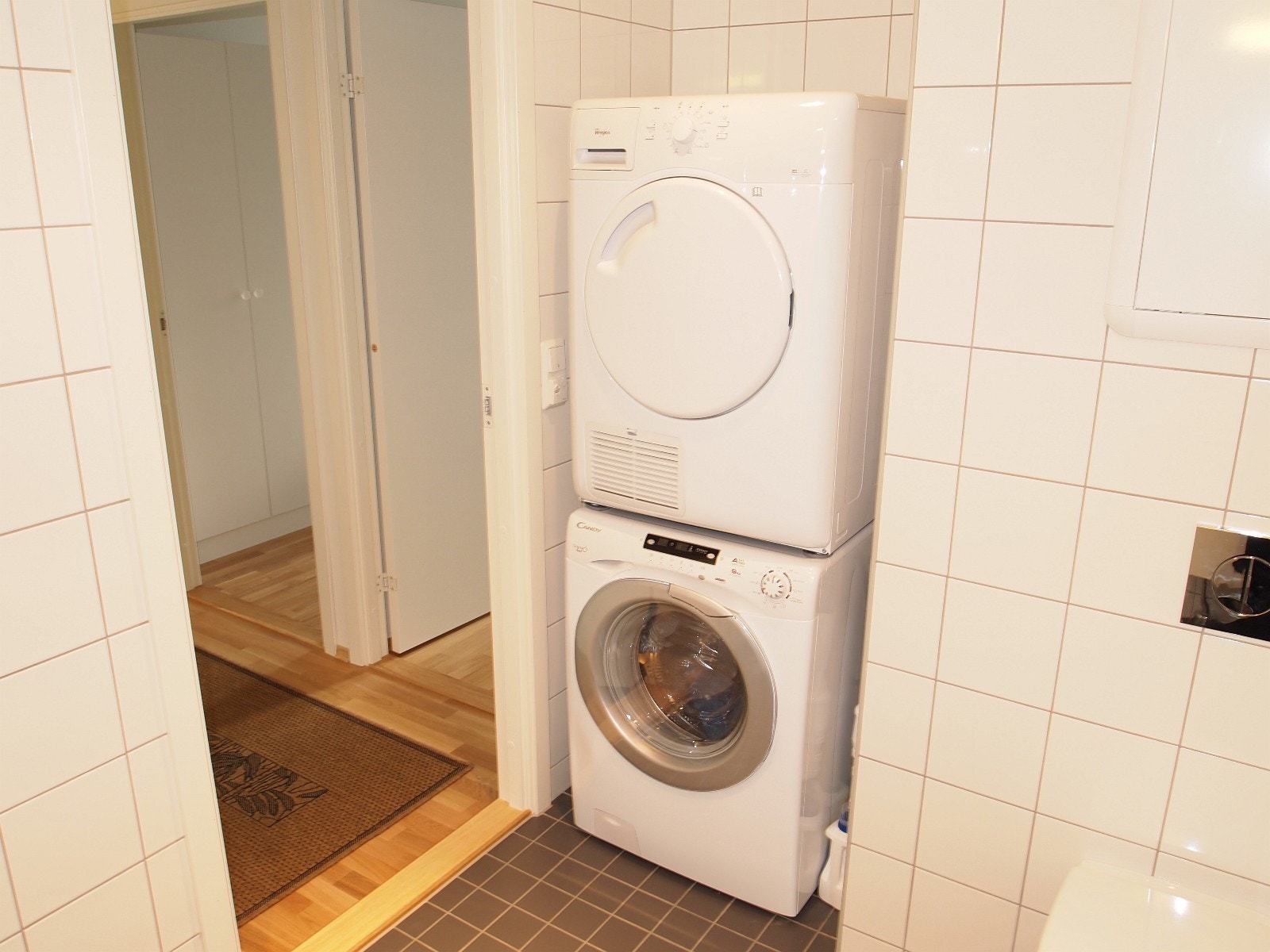 Bad - vaskemaskin og tørketrommel Galleribilde