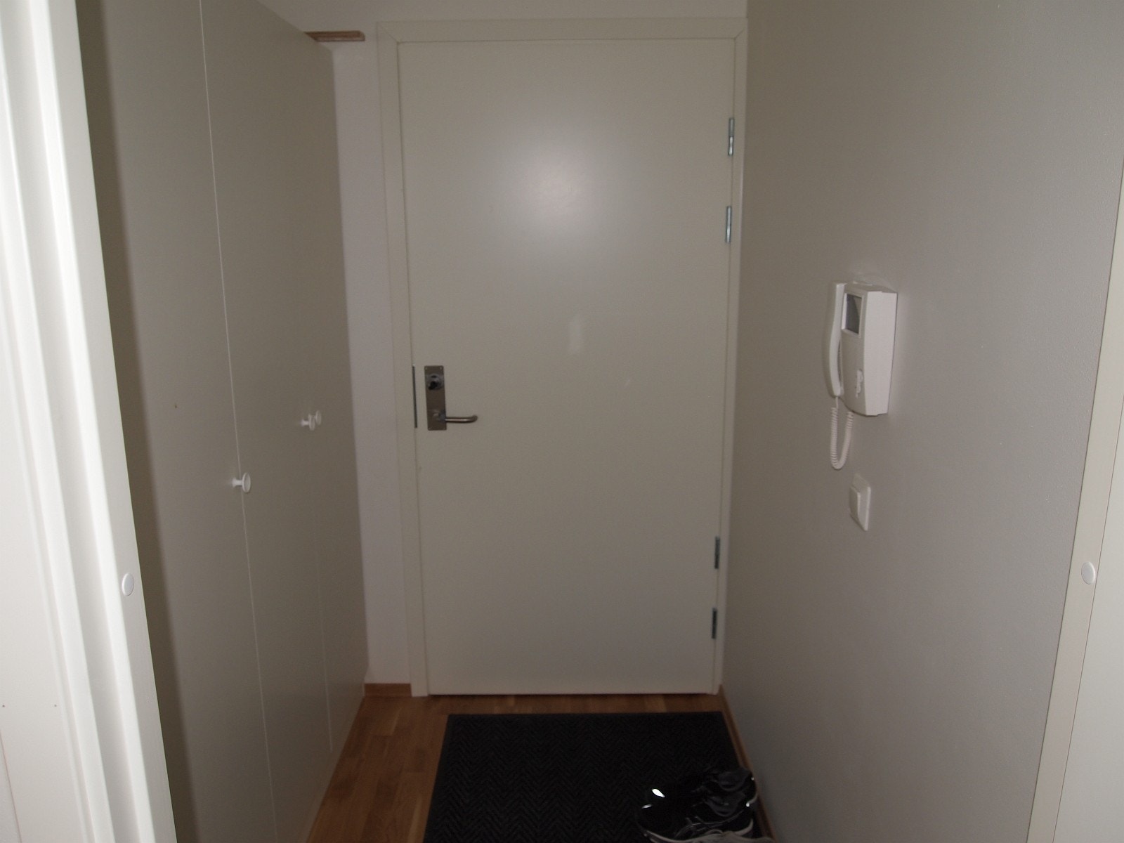 Yttergang - god skapplass og oppheng for klær Galleribilde