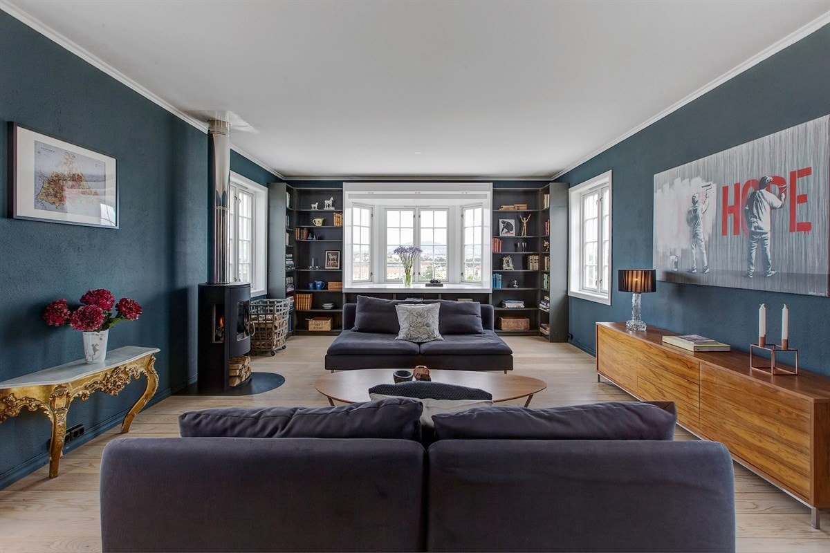 Stuen er utvilsomt et rom utenom det vanlige. Rommmet er en hyllest til "Oslo"; Malt i "Oslo-fargen", byen strømmende inn gjennom alle vinduer og kunst og bilder med temaer knyttet til hovedstaden. Galleribilde