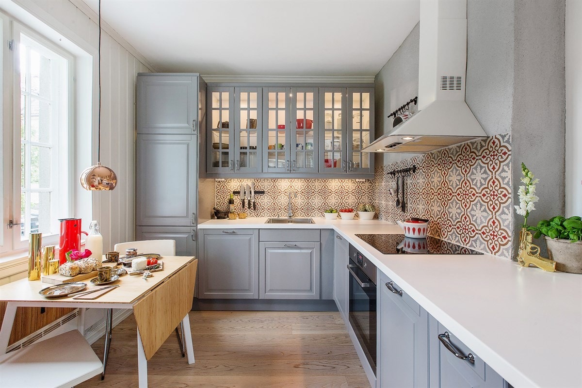 Et moderne kjøkken, nytt i 2012, men med tidløst klassisk design.Vitrinedører som skaper liv og håndlagde sementfliser. Fullt utstyrt med alle hvitevarer. Galleribilde