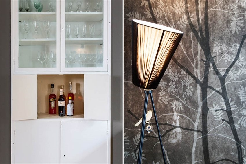 Designtapeten "Romeo og Juliet" fra Norwegian Scandinavian Surface står fint til veggfargen "Sober". Det gamle innebygde vitrineskapet tjener som barskap. Galleribilde