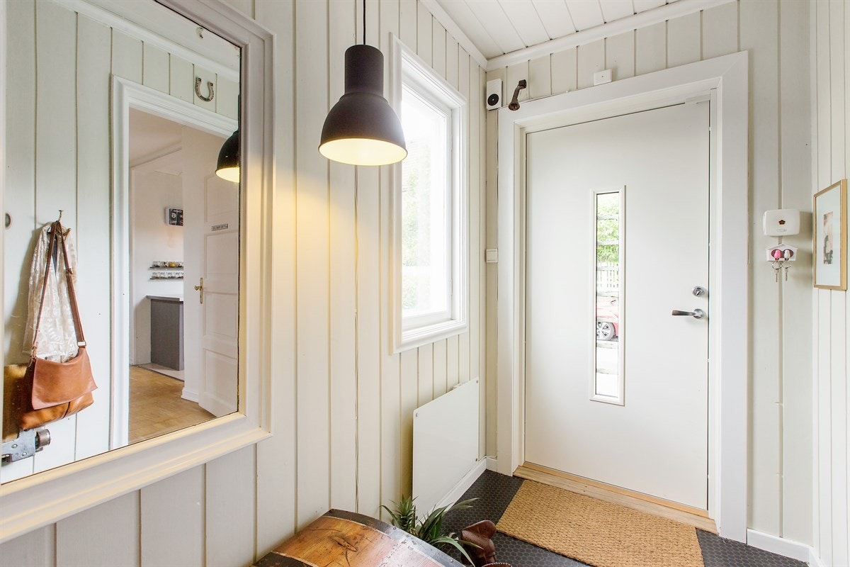 Vel inne møtes du først av entreen som har en sjenerøs størrelse med god plass for av- og påkledning. Galleribilde