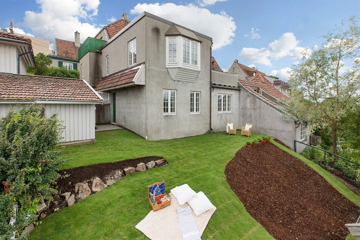 Romslig og innholdrikt med nesten 200 kvm omkranset av en nyanlagt hage. God plass både ute og inne! Galleribilde