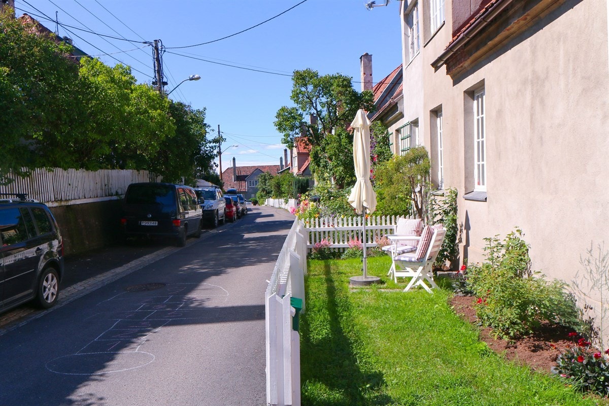 Forhagen i sommersolen. En nydelig sted for sene helgefrokoster. Galleribilde