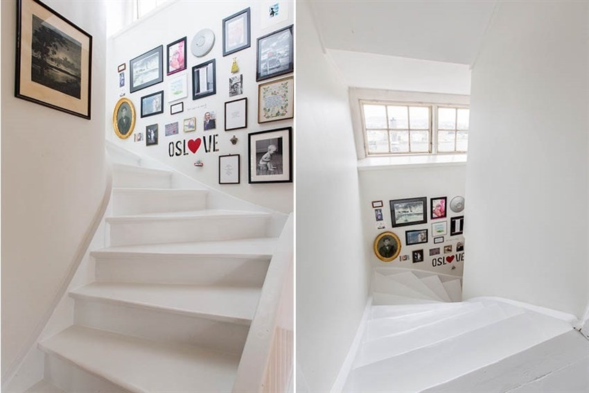 En lys trapp binder 1. og 2. etasje sammen, og et originalt yttervindu som nå vender inn i stuen slipper lyset inn. Galleribilde