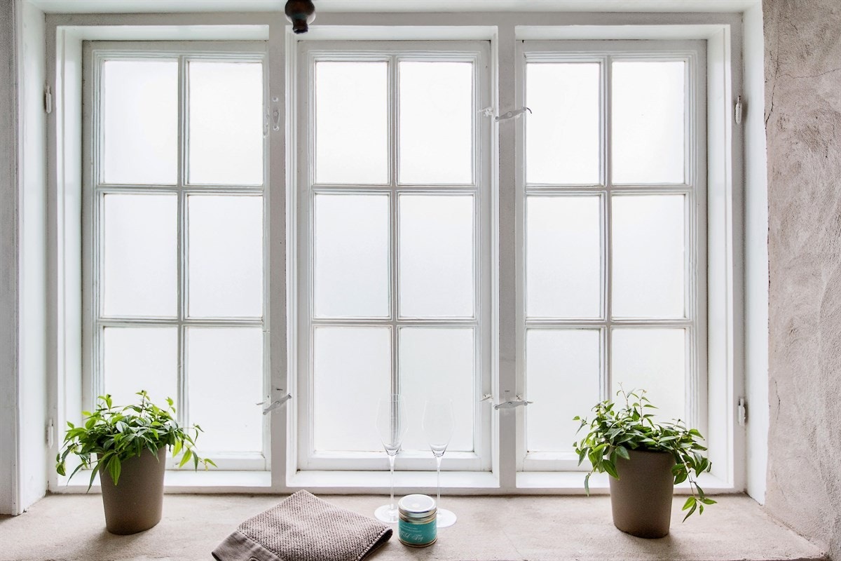 Vinduene er originale, men er belagt med mattfilm slik at lyset slipper inn mens innsynet uteblir. Galleribilde