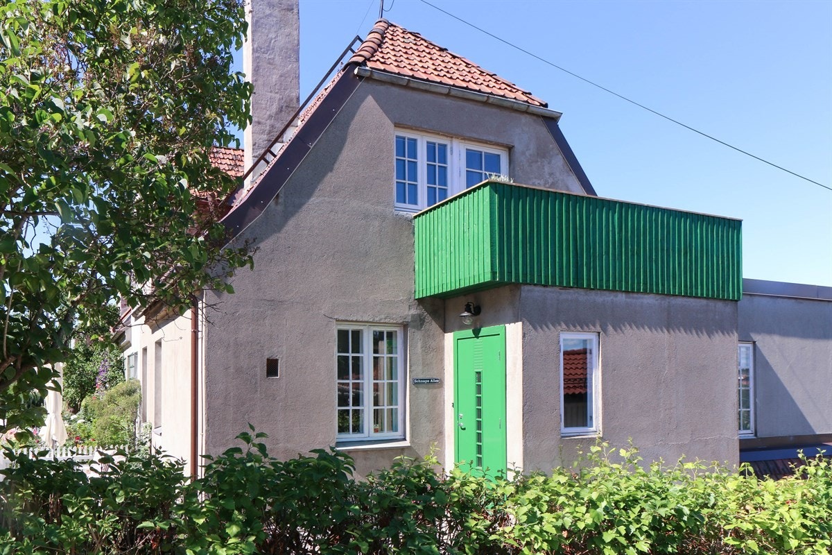 Egnehjemveien 20 sett fra siden med inngangspartiet og takterrassen utenfor soverommet. Galleribilde