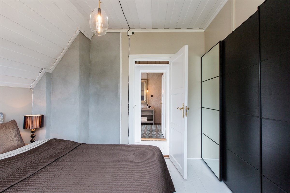 En stor innebygget garderobe med speildør holder orden på garderobe, og i gangen utenfor ligger en liten innvendig bod med ekstra lagringsplass. Galleribilde