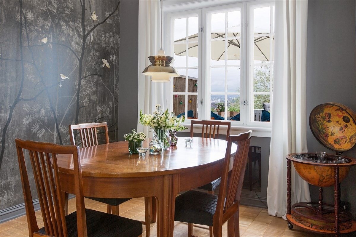 Har man nok venner er det bare å trekke ut bordet. Stuen er stor nok og 16 til bords er ikke noe problem. Er mingling og litt tilfeldig bordsetting tillatt går det fint med 30 også. Galleribilde