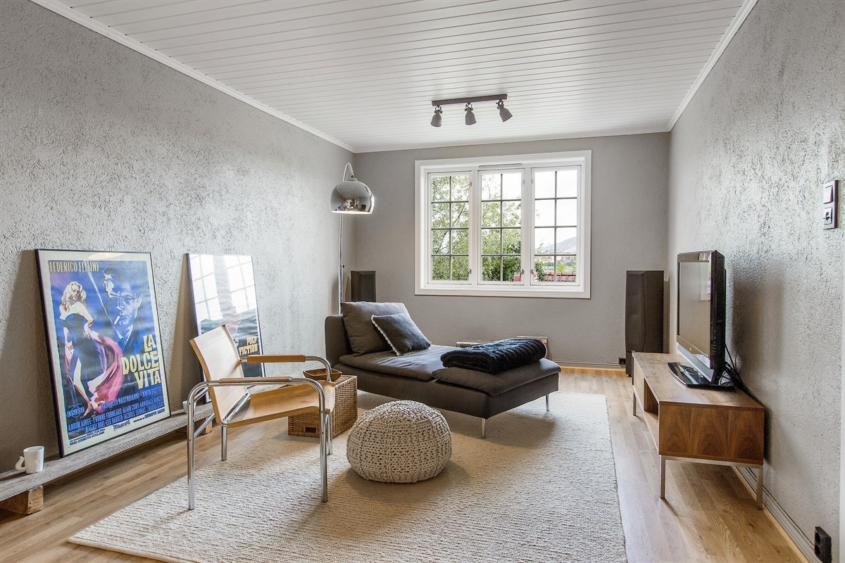 Etasjen største rom er et allrom med mange bruksmuligheter; stue, atelier, treningsrom, musikkrom, m.m. Galleribilde