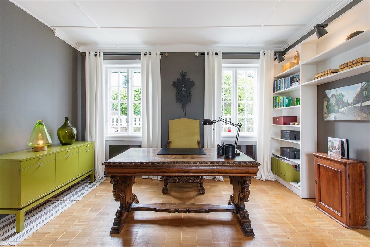 Spisestuen er gjennomgående og dagslyset slippes tvers gjennom.Den plassbygde bokseksjonen medfølger. Galleribilde