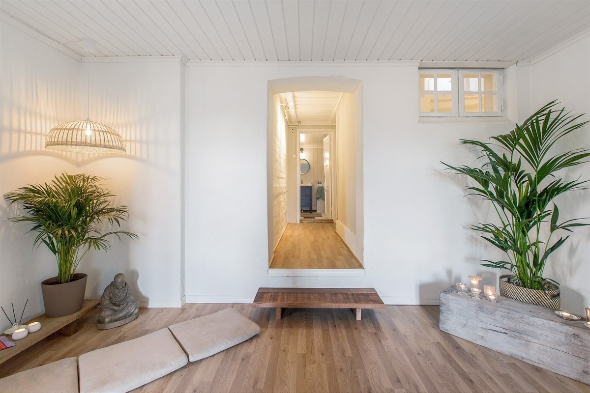 Ny og gammel del er forbundet med rusikk mellomgang med hvitmalt teglsten. Galleribilde