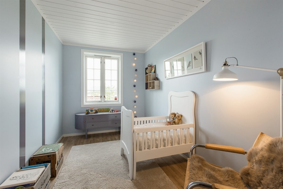 Etasjen har i dag 2-3 soverom. De første er malt i en lys blåfarge med 2 blanke kontraststriper i mørkere blått. De fleste farger i huset er beslektet og ville kunne passet sammen. Galleribilde