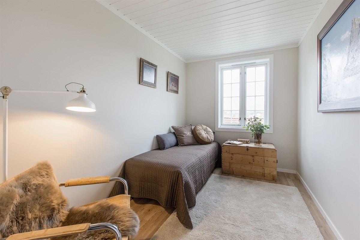 Soverommet vegg i vegg er av samme størrelse og begge har flott utsikt, og gir absolutt ikke følelsen av å ligge i en underetasje. Galleribilde