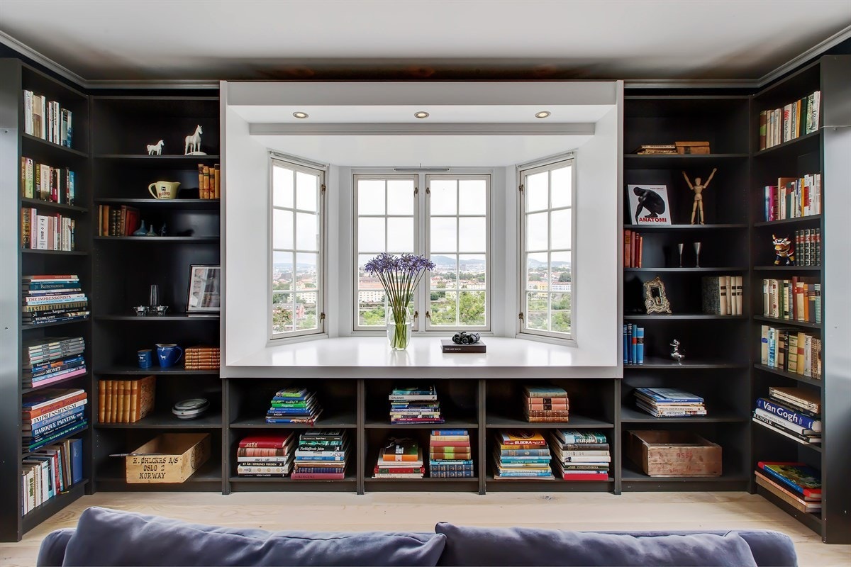 Hvitmalt og uthevet, omkranset av mørke plassnekrede hyller, skinner hele byen mot deg uansett hvor i rommet du står eller sitter. Galleribilde