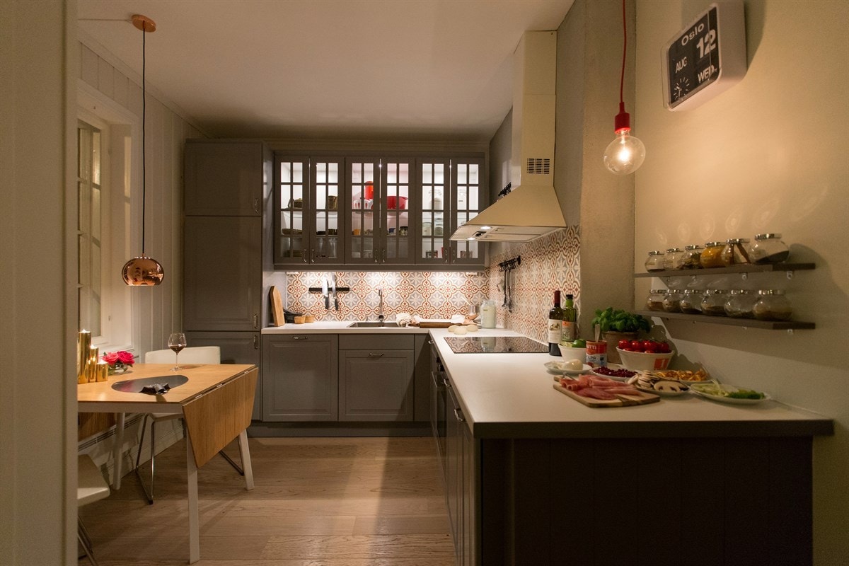 Når mørket senker seg kommer kjøkkenet virkelig til sin rett. Ønsket var et levende kjøkken man skulle kose seg med å lage mat. Sammen. Galleribilde