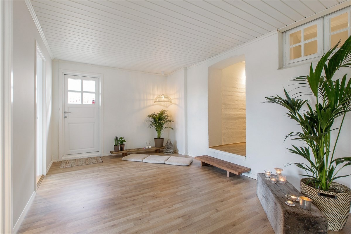 Etasjen har egen inngang og det antas å kunne strekkes vann fra badet til hallen hvis det er ønske om et lite kjøkken i kjelleren. Galleribilde